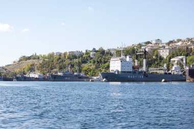 Kırım. Sivastopol. South Bay 'in manzarası. Gemiler