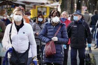 Pazar yerindeki insanlar COVID-19 'dan korunmak için maske takıyor. Torino, İtalya - Mart 2020