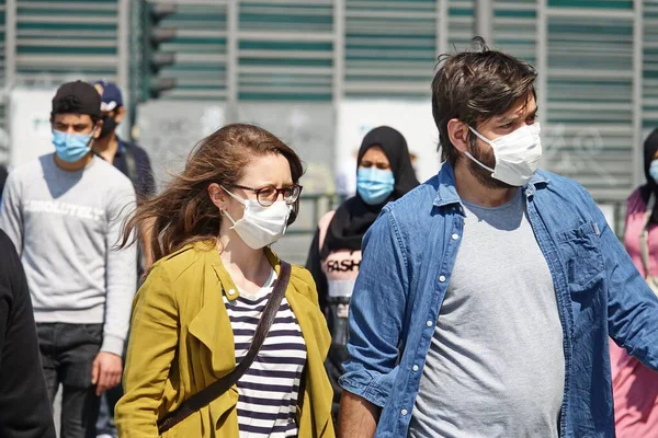 Coronavirus salgını yaşam tarzı: sosyal mesafeye dikkat etmeyen kalabalık. Torino, İtalya - Mayıs 2020