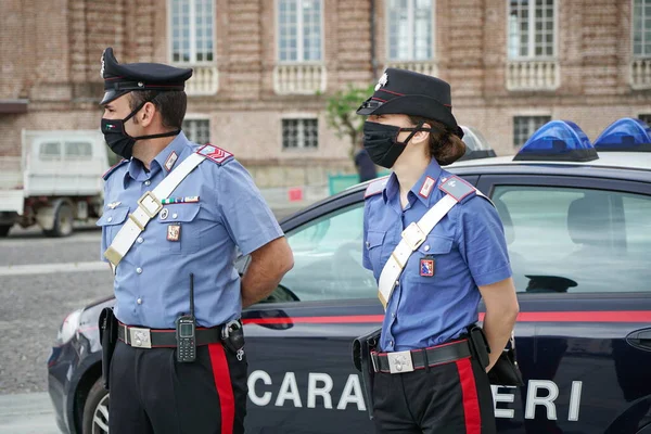 Yüz Maskesi Takarak Nöbet Tutan Iki Jandarma Roma Talya Mayıs — Stok fotoğraf