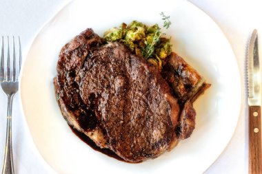 Biftek akşam yemeği nin tepeden görünümü