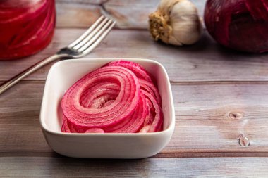 Çabuk kırmızı soğan turşusu