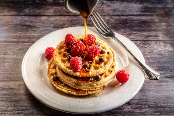 Chocolade wafels met frambozen Stockfoto