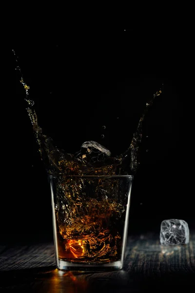 Ледяной Куб Падает Стакан Виски — стоковое фото