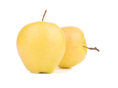 Beyaz arka plan üzerinde izole iki bütün sarı elma. Sağlıklı ve organik meyve ve vitaminler.