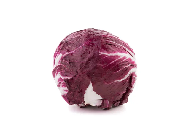 Свіжа фіолетова капуста ізольована на білому тлі — стокове фото