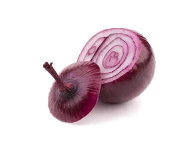 Beyaz arka plan üzerinde izole kırmızı dilimlenmiş soğan.