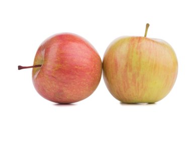 Beyaz arka plan üzerinde izole iki bütün parlak kırmızı elma. Sağlıklı meyve. Sulu ve organik elma birkaç.