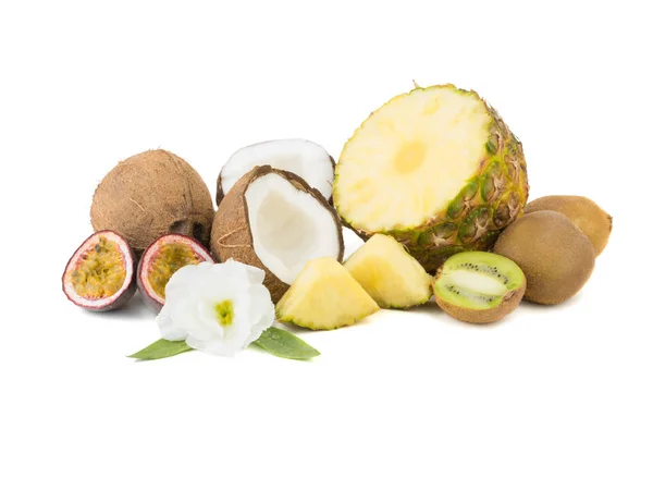 Gesneden Rijp Tropische Ananas Sappig Fruit Van Passie Kiwi Gehalveerde — Stockfoto