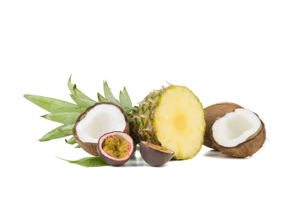 Gesneden Rijp Tropische Ananas Sappig Fruit Van Passie Gehalveerde Kokosnoot — Stockfoto