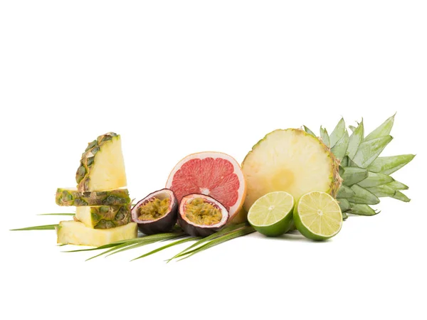 白い背景で隔離の葉とエキゾチックな熱帯の果物を組成 スライスしたパイナップル ライムの作品 半分に切ったグレープ フルーツとパッション フルーツ — ストック写真