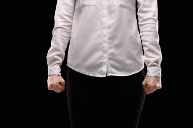 Kadın sıkışık yumruk yakın çekim gücü veya oyunculuk mücadele poz temsil eder. Beyaz gömlekli işkadını ellerini yumruk katlanmış..