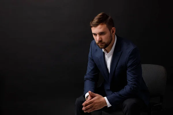 Retrato Cerca Atractivo Hombre Negocios Con Barba Traje Elegante Sobre —  Fotos de Stock