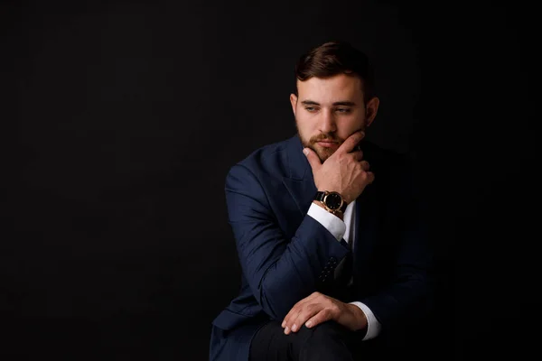 Retrato Close Homem Negócios Sério Com Restolho Terno Fundo Preto — Fotografia de Stock