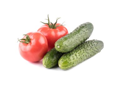 Beyaz bir arka plan üzerinde izole taze sebze sonbahar closeup. Bir grup yeşil salatalık, domates sulu ve kırmızı. Salata için malzemeler