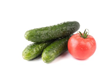 Bir yığın üzerinde beyaz bir arka plan izole taze sebze sonbahar. Yeşil salatalık, sulu ve kırmızı domates grubu. Salata için malzemeler