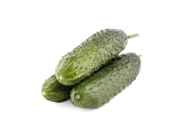 Een Hoop Van Organische Hele Komkommers Geïsoleerd Een Witte Achtergrond — Stockfoto