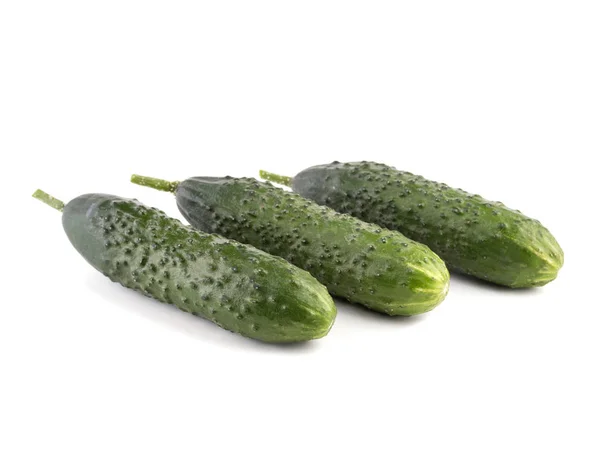 Een Hoop Van Organische Hele Komkommers Geïsoleerd Een Witte Achtergrond — Stockfoto