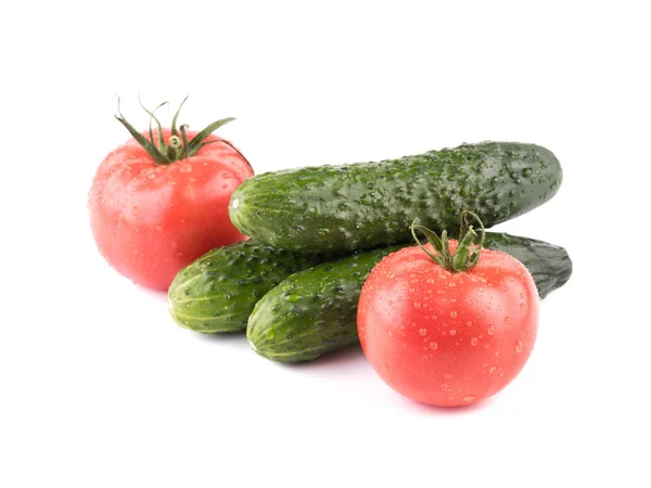 在白色背景下的新鲜秋季蔬菜特写 一组绿色黄瓜 多汁和红色的西红柿 沙拉配料 — 图库照片