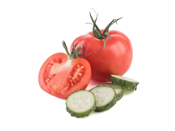 新鮮な野菜は 白い背景で隔離 緑の胡瓜のグループ赤とジューシーなトマト サラダの材料 — ストック写真