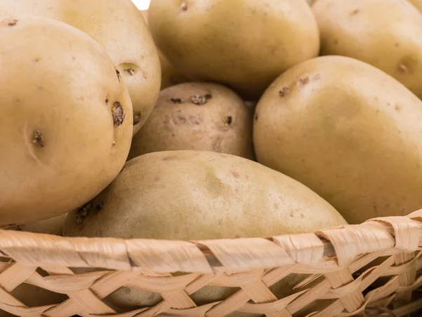 Rohkartoffeln Und Bio Kartoffeln Einem Holzkorb Als Hintergrund Sommerernte Von — Stockfoto