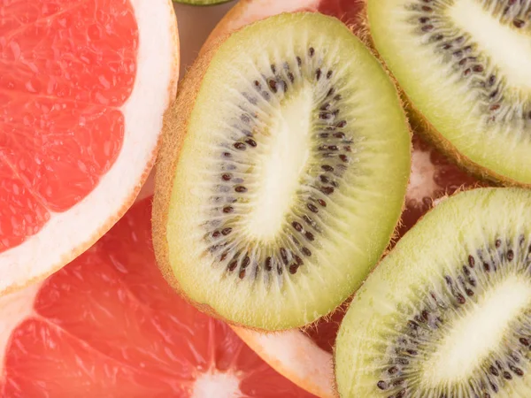 Pomelo Rodajas Rojas Kiwi Fresco Con Semillas Como Fondo Concepto — Foto de Stock