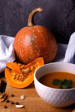 Beyaz kase kabak çorbası ahşap tahta üzerinde. Sonbahar tatil ve mevsimlik hasat kavramı.