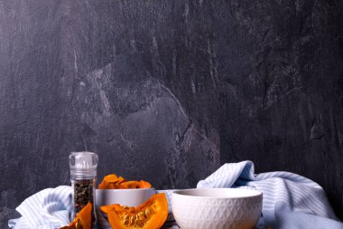 Beyaz kase kabak çorbası ahşap tahta üzerinde. Sonbahar tatil ve mevsimlik hasat kavramı.