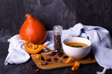 Beyaz kase kabak çorbası ahşap tahta üzerinde. Sonbahar tatil ve mevsimlik hasat kavramı.