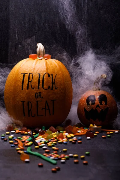 Calabazas Halloween Con Dulces Caramelos Sobre Fondo Oscuro Concepto Vacaciones —  Fotos de Stock