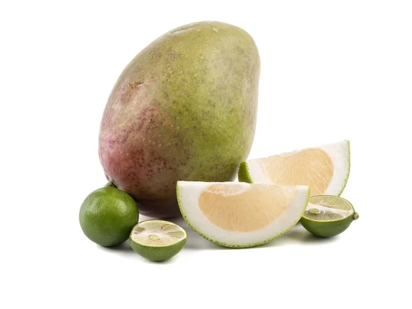 Skivad Lime Grapefrukt Och Hela Mango Isolerad Vit Bakgrund Exotiska — Stockfoto