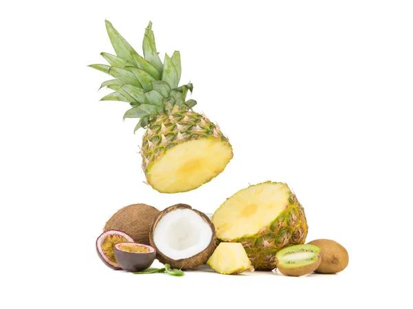 Gesneden Rijp Tropische Ananas Sappig Fruit Van Passie Kiwi Gehalveerde — Stockfoto