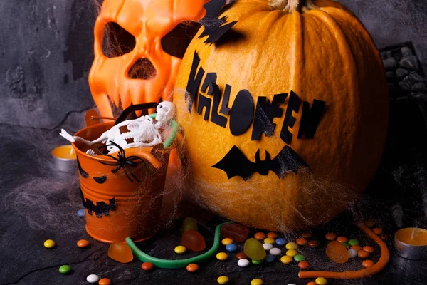 Halloween Pompoen Met Kaarsen Spinnen Web Snoepjes Horrorverhalen Een Donkere — Stockfoto