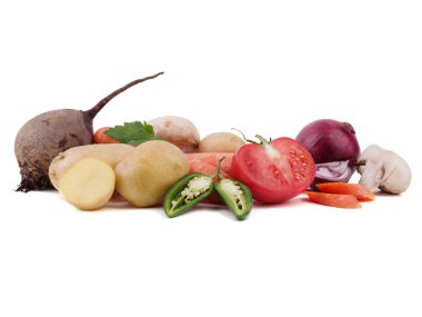 Beyaz bir arka plan üzerinde izole taze ve organik sebze. Domates, soğan, mantar, patates, biber, lahana, pancar ve maydanoz salatası.