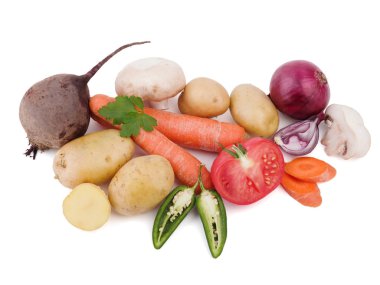 Beyaz bir arka plan üzerinde izole taze ve organik sebze. Domates, soğan, mantar, patates, biber, lahana, pancar ve maydanoz salatası.