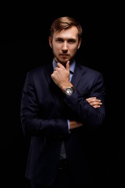 Yakın çekim portre siyah bir zemin üzerine sakallı genç düşünceli işadamı. İş ve finans kavramı.