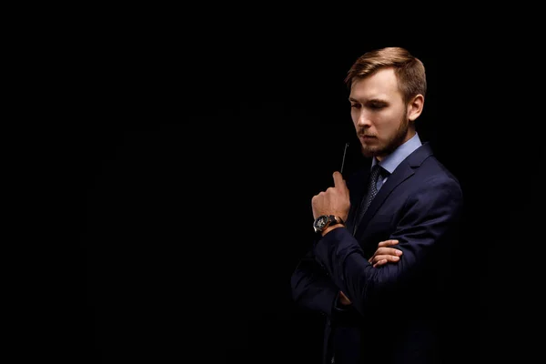 Retrato Close Jovem Empresário Pensativo Com Uma Barba Fundo Preto — Fotografia de Stock