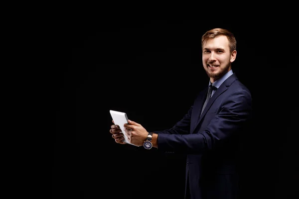 Retrato Joven Empresario Exitoso Con Tableta Sobre Fondo Negro Líder —  Fotos de Stock