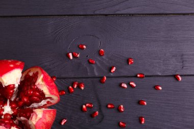 Kırmızı bir garnet 'in üst görüntüsü. Siyah arka planda sağlıklı ekşi nar..