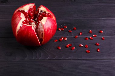 Kırmızı bir garnet 'in üst görüntüsü. Siyah arka planda sağlıklı ekşi nar..