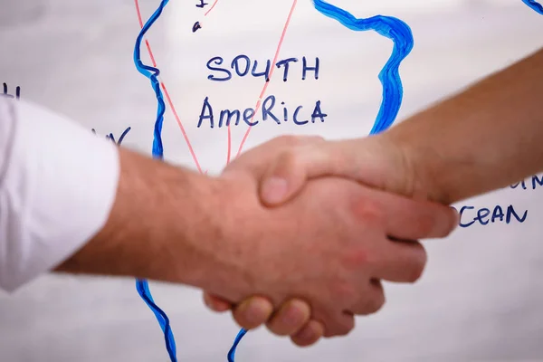 Negócio masculino parceria handshake concept.Photo dois homens handshaking process.Successful negócio depois de grande reunião — Fotografia de Stock