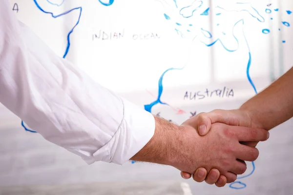 Negócio masculino parceria handshake concept.Photo dois homens handshaking process.Successful negócio depois de grande reunião — Fotografia de Stock