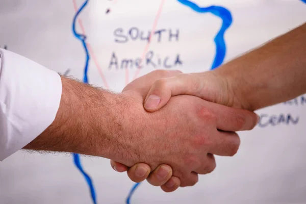 Negócio masculino parceria handshake concept.Photo dois homens handshaking process.Successful negócio depois de grande reunião — Fotografia de Stock