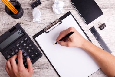 Çalışma alanı office araçları ve becerikli alet ile. Bir fincan kahve bir tablo. Tablet, dizüstü bilgisayar, telefon ve uygulamalar veya diğer projeler için kamera. Beyaz, siyah ve sarı arka plan. Düz tabaka fotoğraf.