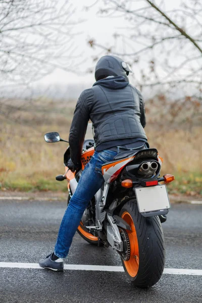 Motorräder orangefarbener Farbe auf der Straße geparkt — Stockfoto