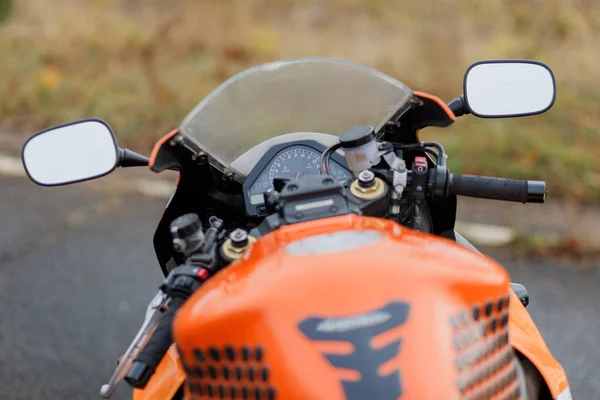 Hooters motorcycles of orange color parked on street outdoor — Stock Photo, Image