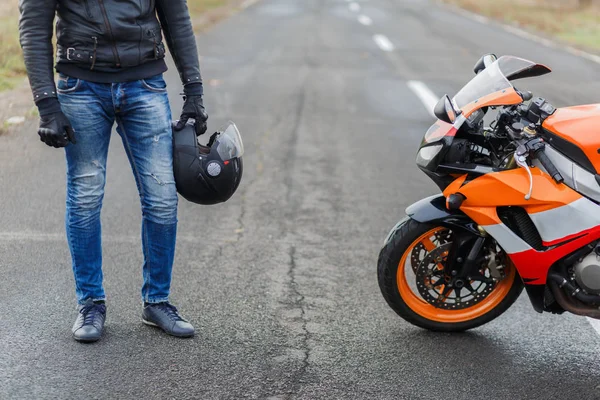 Hooters motorcycles of orange color parked on street outdoor — Stock Photo, Image