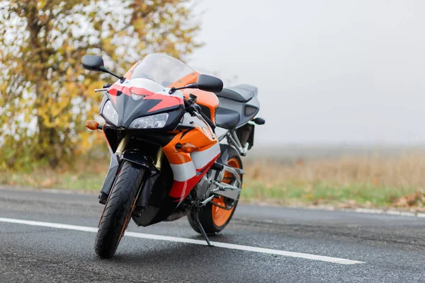 Hooters motocicletas de color naranja estacionadas en la calle al aire libre — Foto de Stock