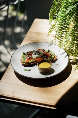 Lezzetli ve sağlıklı yemek. Güzel bir porsiyon yiyecek. Restoran yiyecek. Zarif çanak, yaratıcı restoran yemek kavramı, haute couture gıda. Tavuk salatası masasında plakalı