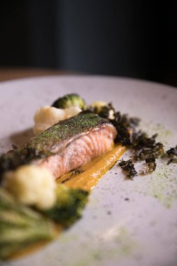 Restoran yemekleri. Güzel ve lezzetli yemekler bir plaka üzerinde